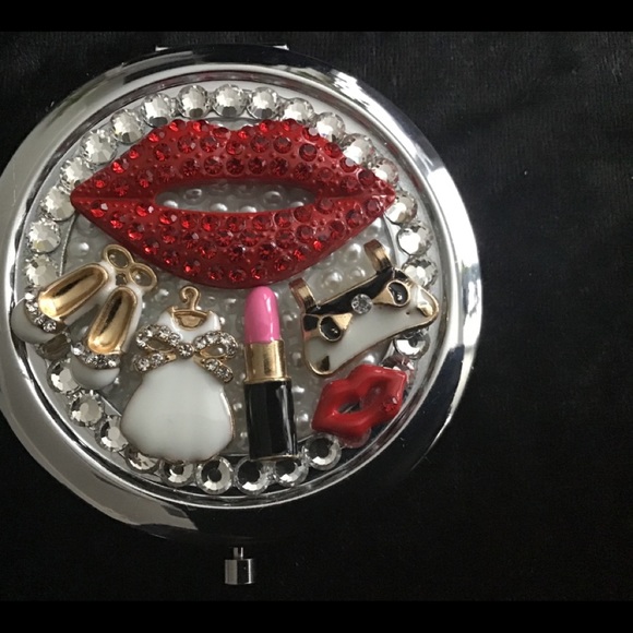 💝Host Pick💝 NEW Rhinestone Sexy Lip Mini Pocket Compact Mirror - Picture 3 of 6